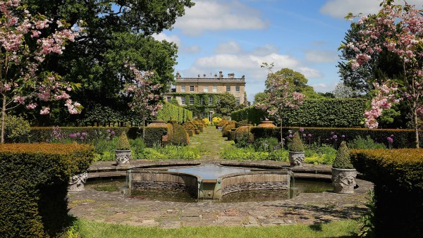 Explore English homes and gardens with guest lecturer Caroline Holmes