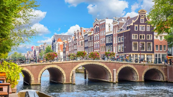 Delve into Amsterdam’s past with guest lecturer Sherry Hutt, PhD