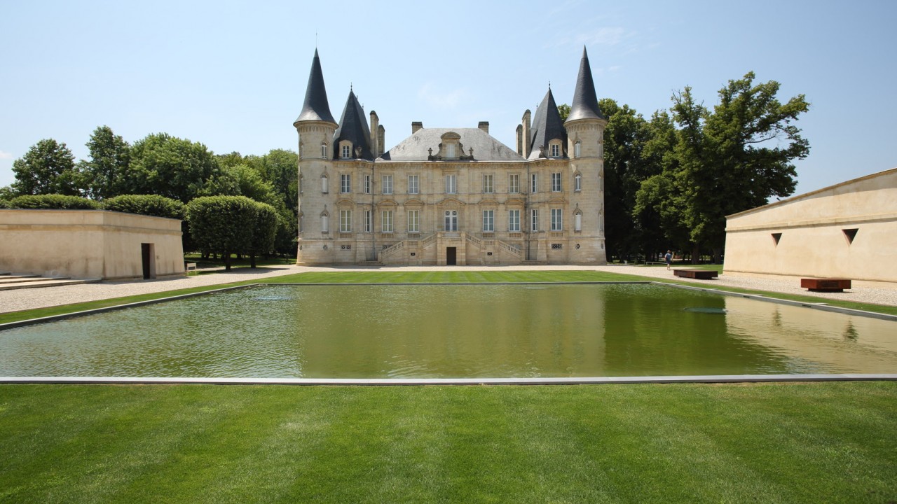 Explore our Châteaux, Rivers & Wine itinerary with Joost Ouendag and Alexandra Beucler )