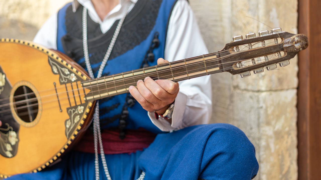 At home with guide Vangelis Zervogiannis and the music of Crete)