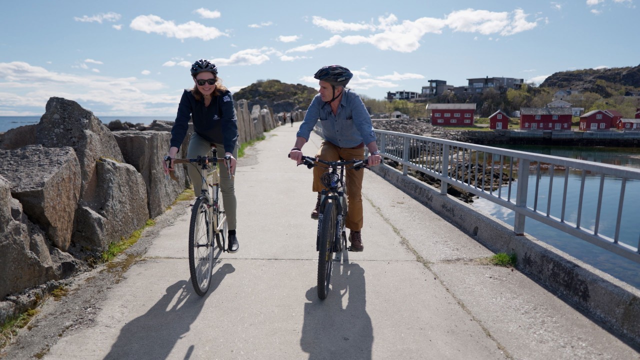 Alastair Miller in conversation with expedition leader Line Overgaard)