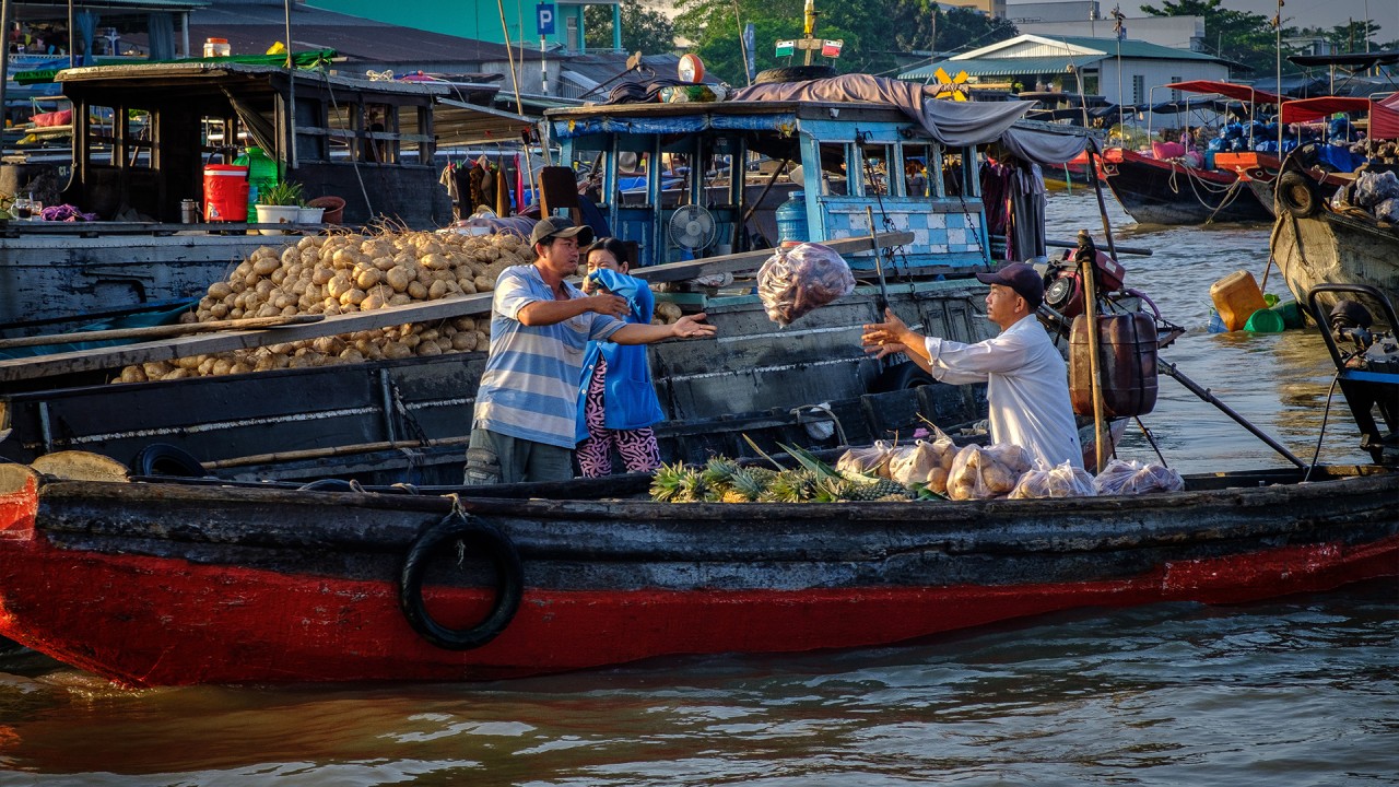 Capture the spirit of the Mekong River with Alastair Miller)