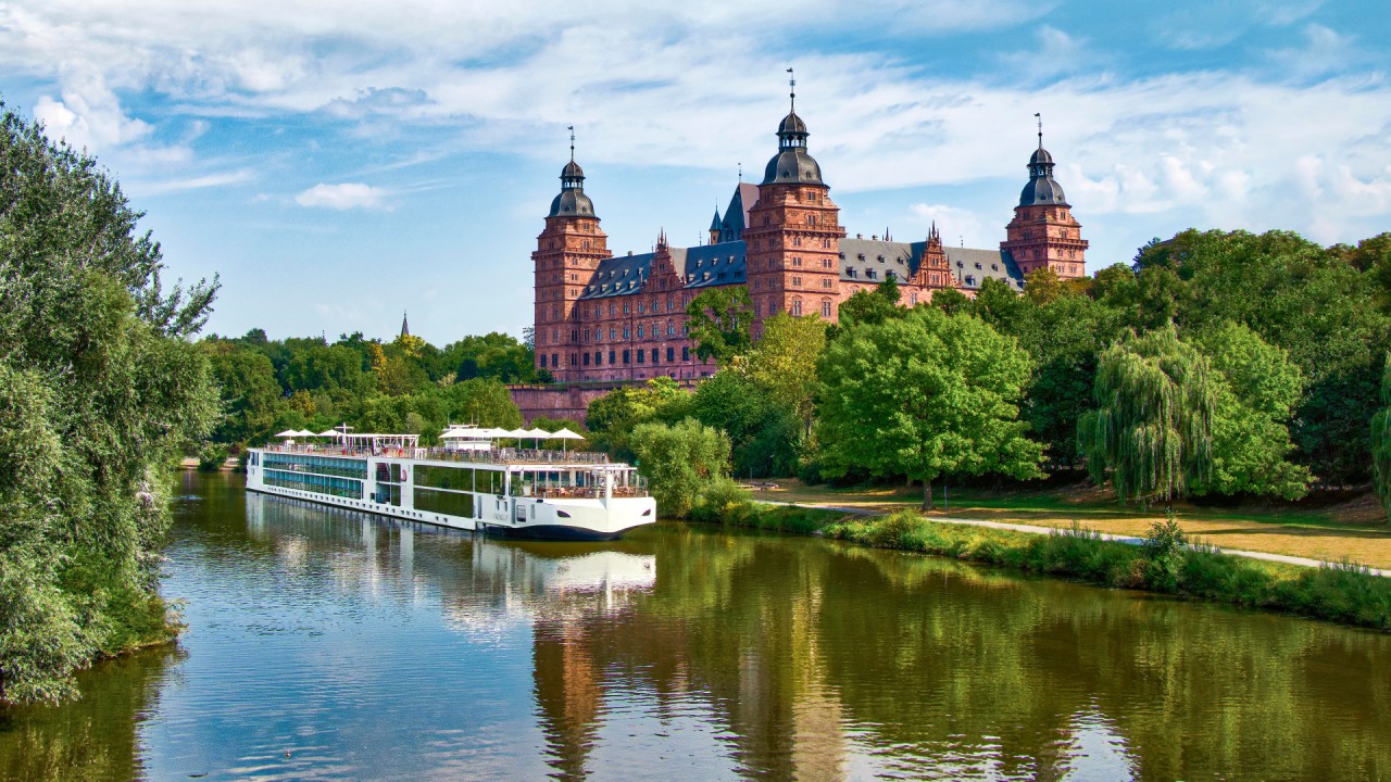 Experience our Viking Longships during a 360° tour with Karine Hagen)