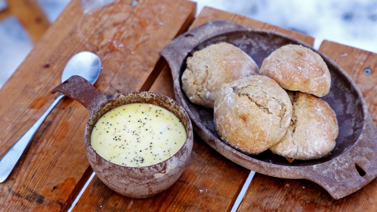 Prepare a creamy and nourishing cauliflower soup with Nevada Berg)